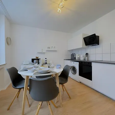 Dein Mit Queensize Bett Im Erdgeschoss Apartment